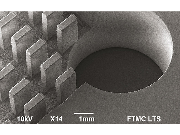 ガラス穴あけ、＜100µm